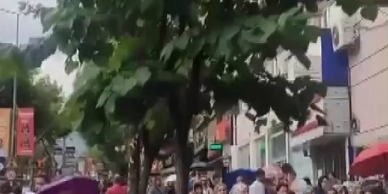 Bursa’da Alışveriş Çılgınlığı: Sağanak Yağışa Aldırmadan Sıraya Girdiler