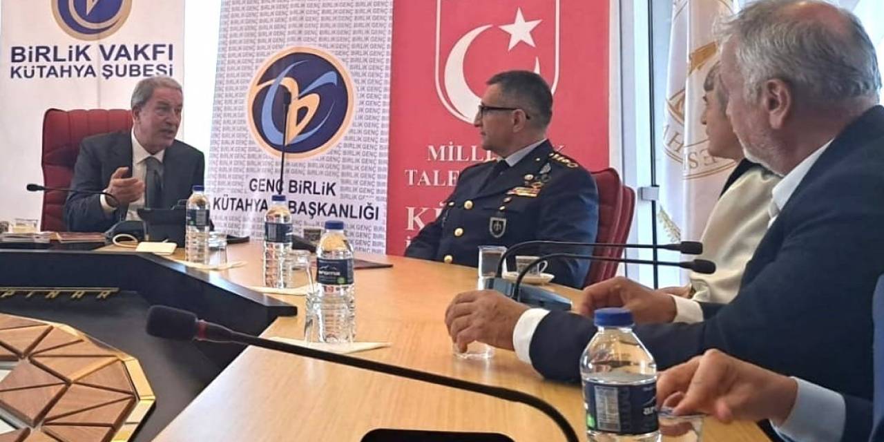 Hulusi Akar, Faaliyetleri Sebebiyle Başkan Özdemir’i Tebrik Etti