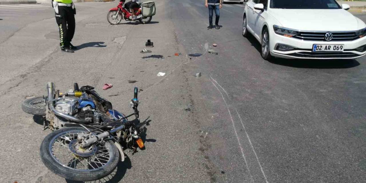 İki Otomobil Bir Motosiklet Çarpıştı: 1’i Ağır 3 Yaralı