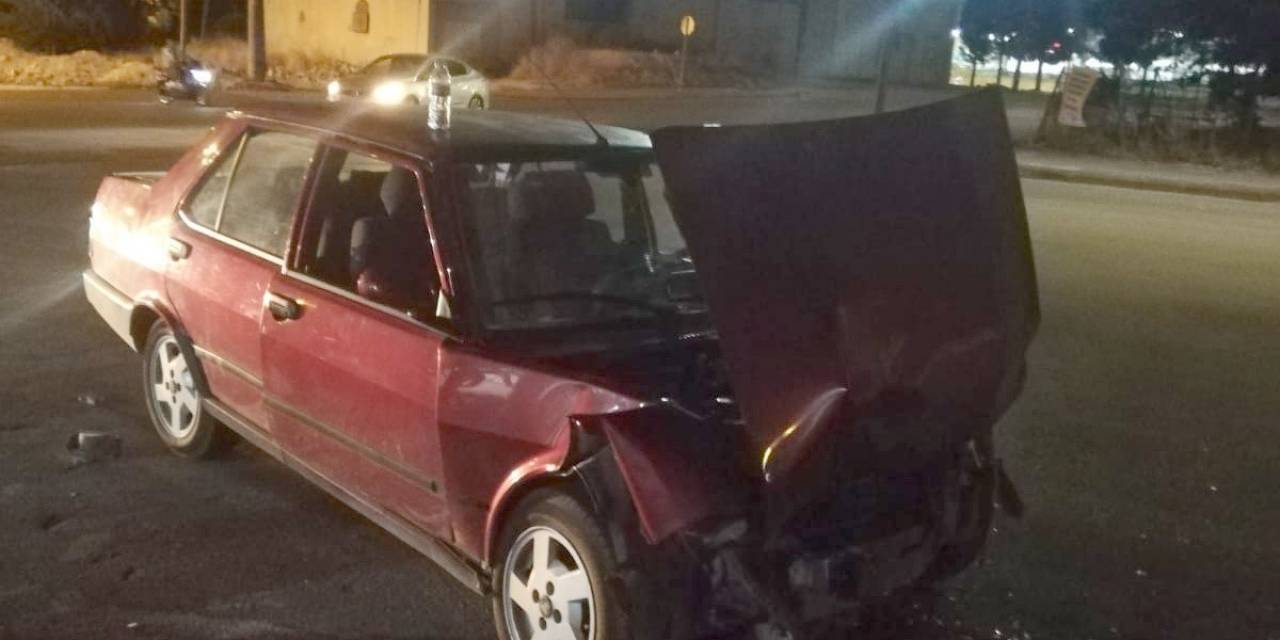 İki Otomobil Çarpıştı: 3 Yaralı