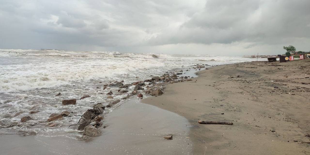Dalgalar 3 Metreyi Buldu, Sahil Adeta Savaş Alanına Döndü