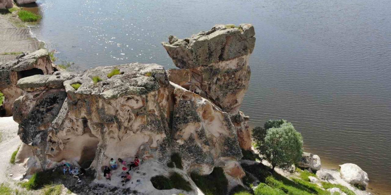 Frig Vadisi’nin Gözdesi ‘emre Gölü’ Bu Yıl Da Turistlerin İlgi Odağı