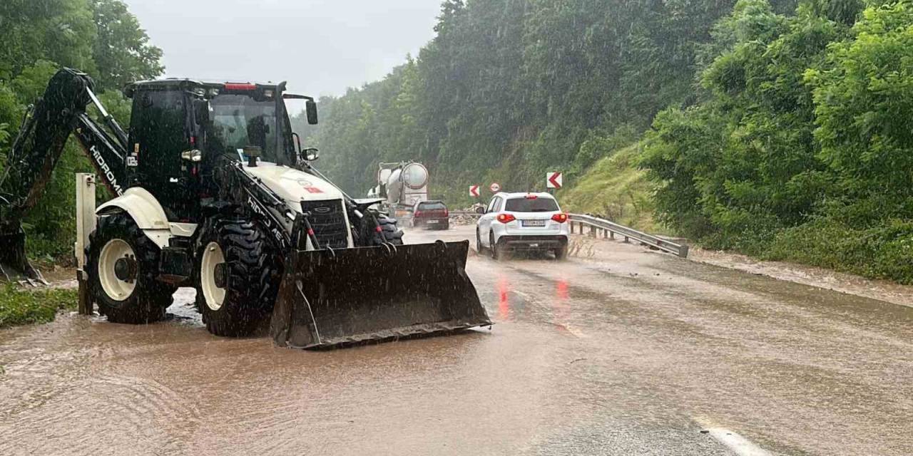 Düzce’de Aşırı Yağışlar Yığılca Yolunu Kısmen Trafiğe Kapattı
