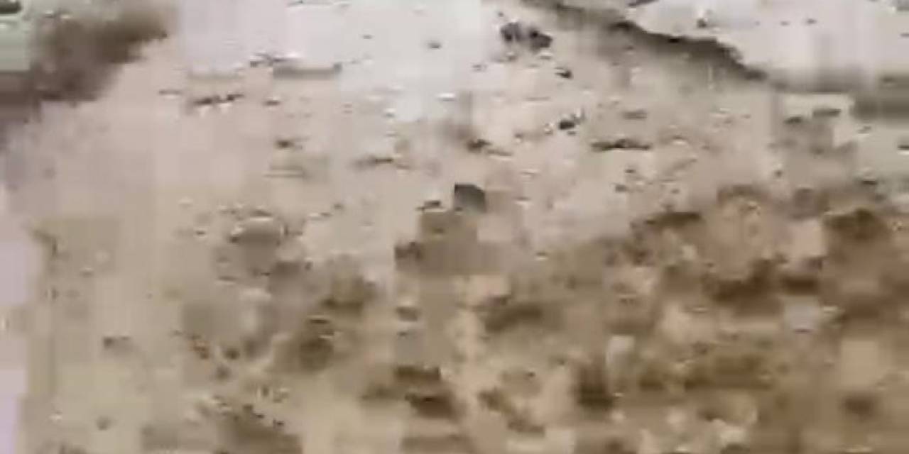 Kuvvetli Yağış Beldede Hayatı Olumsuz Etkiliyor