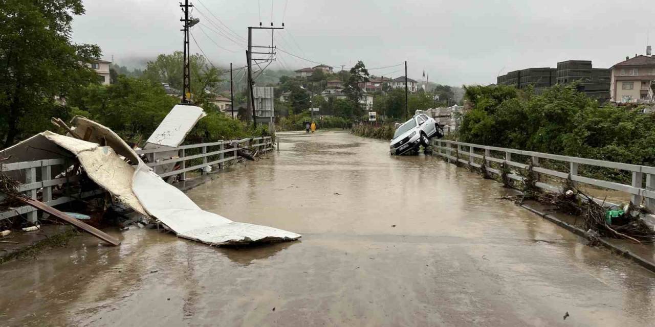 Bartın’da Dere Yatakları Taştı, Ev Ve İş Yerleri Su Altında Kaldı