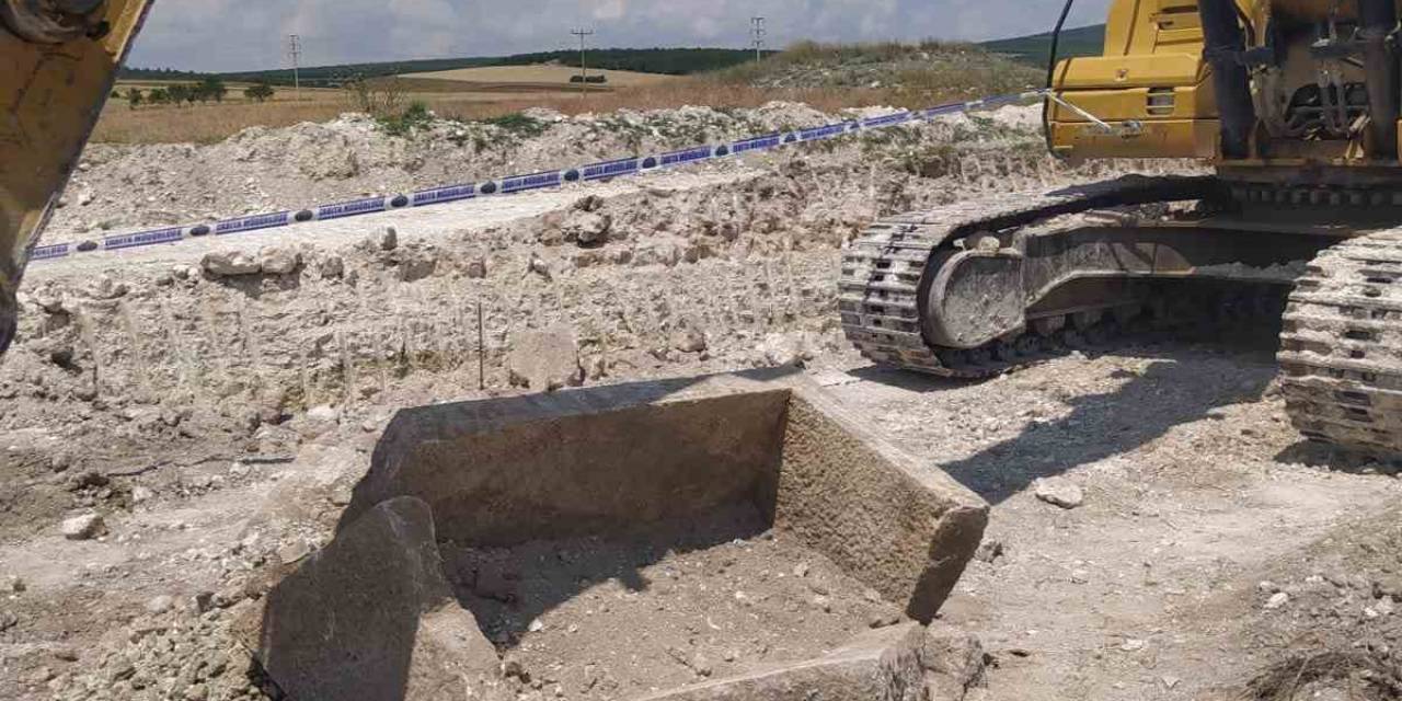 İş Yeri İnşaatı Temel Kazısında Tarihi Lahit Bulundu