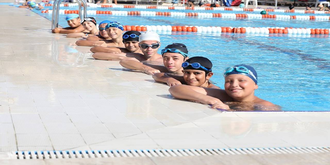 Bayraklı Sahilindeki Havuz, Çocukları Bekliyor