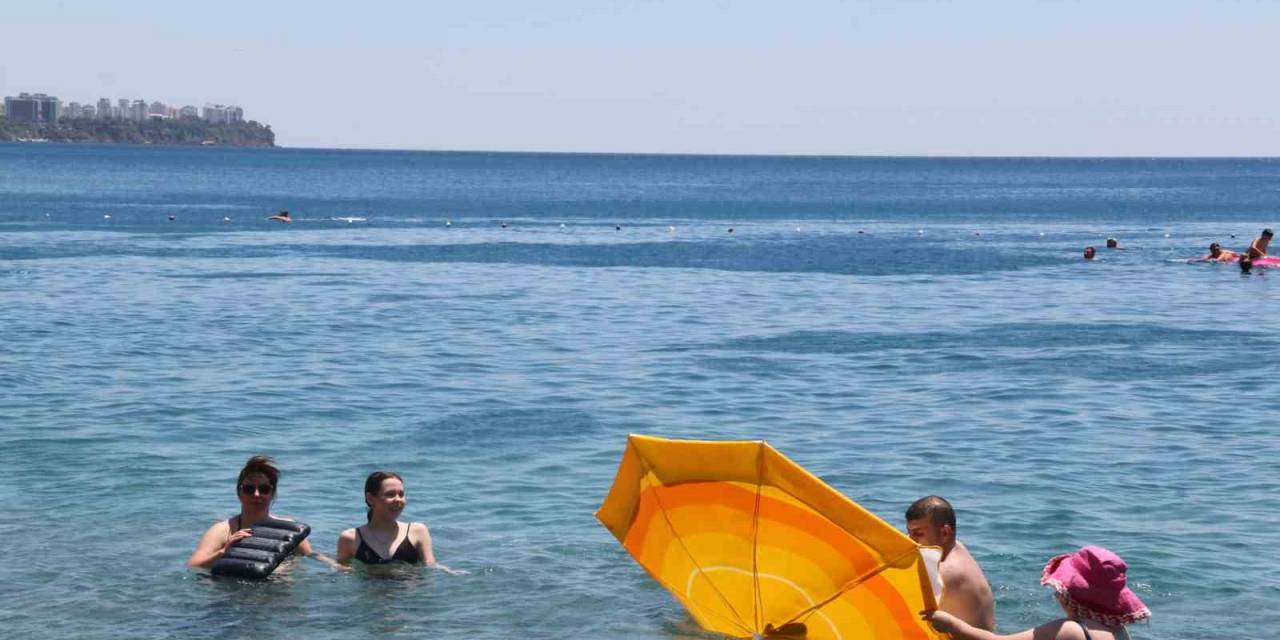 Şiddetli Rüzgar Dünyaca Ünlü Sahilde Tatilcilere Zor Anlar Yaşattı