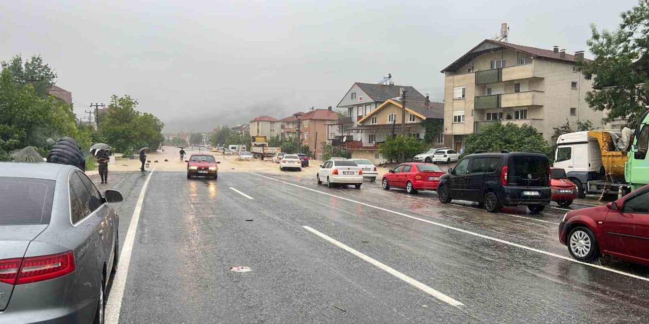 Zonguldak’ta Karayolu Sular Altında Kaldı