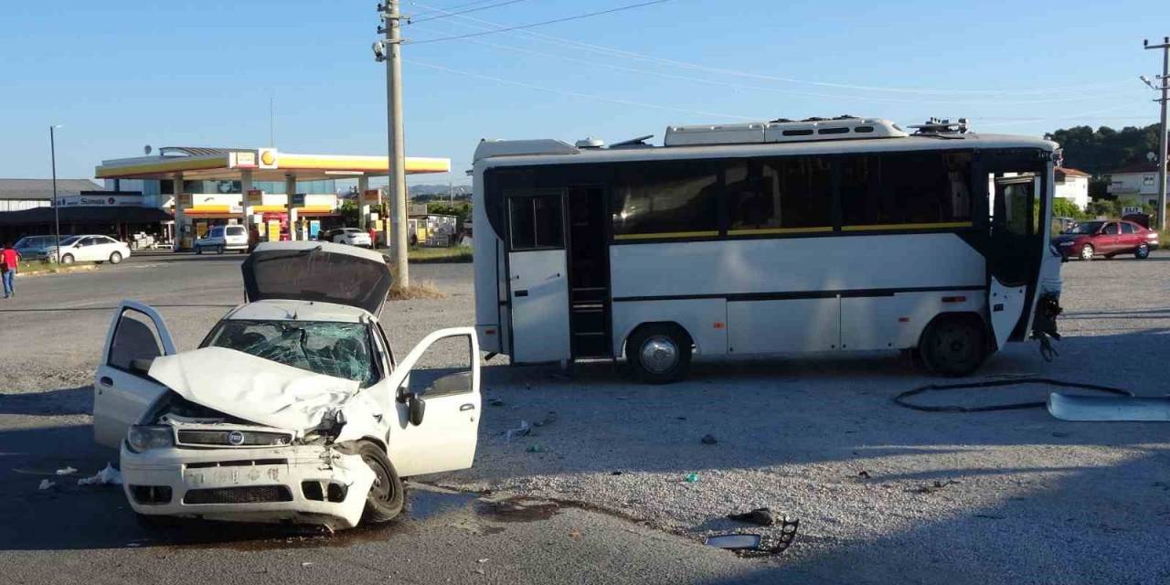 Antalya’da Otel Servisi İle Otomobil Çarpıştı: 4 Yaralı