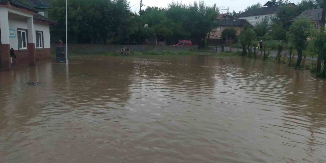Kırmızı Kod Uyarısı Yapılan Zonguldak’ta İki Belde Sular Altında Kaldı