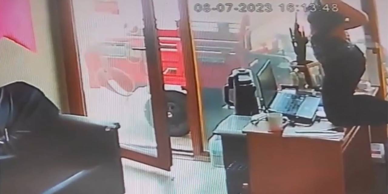 Çanakkale’de Yılan İş Yerine Girdi, Çalışan Korkuyla Masa Üstüne Çıktı