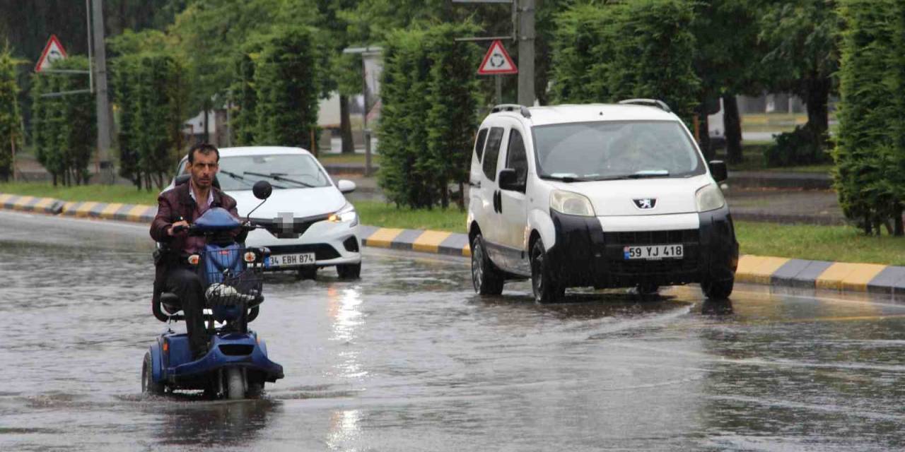 Trabzon’da Sağanak Yağış Hayatı Olumsuz Etkiledi