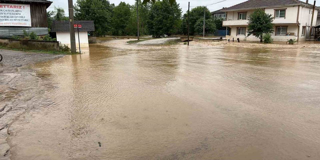 Düzce’de Uyarı Levhaları Su Altında Kaldı