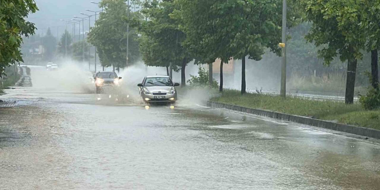 Düzce Akçakoca Yolu Sular Altında Kaldı