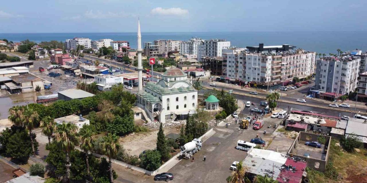 Fırtına Minareyi Araçların Üzerine Devirdi: 2 Yaralı