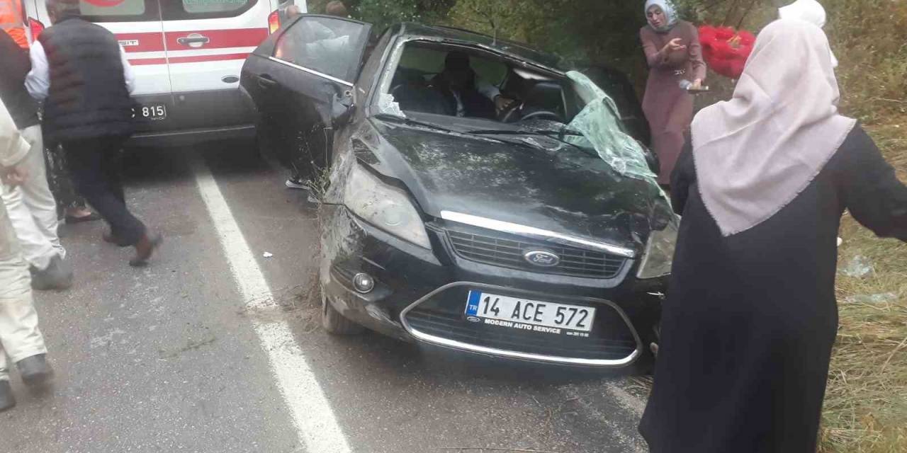 Yağmur Sebebiyle Kontrolden Çıkan Otomobil Şarampole Devrildi: 2 Yaralı