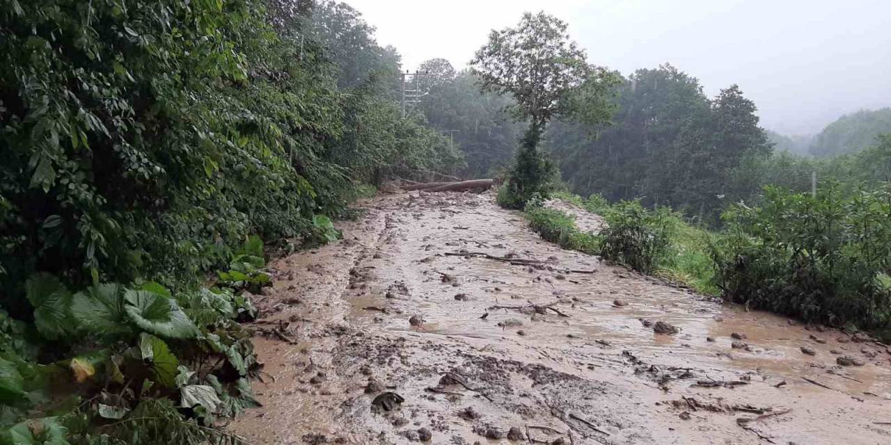 7 Mahalleyi Bağlayan Yol Heyelan Sebebiyle Kapandı, Ekipler Seferber Oldu