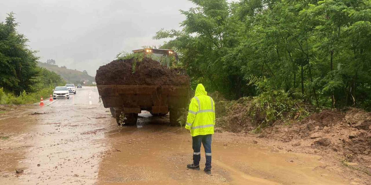 Şiddetli Yağış Heyelana Neden Oldu, Yol Trafiğe Kapandı
