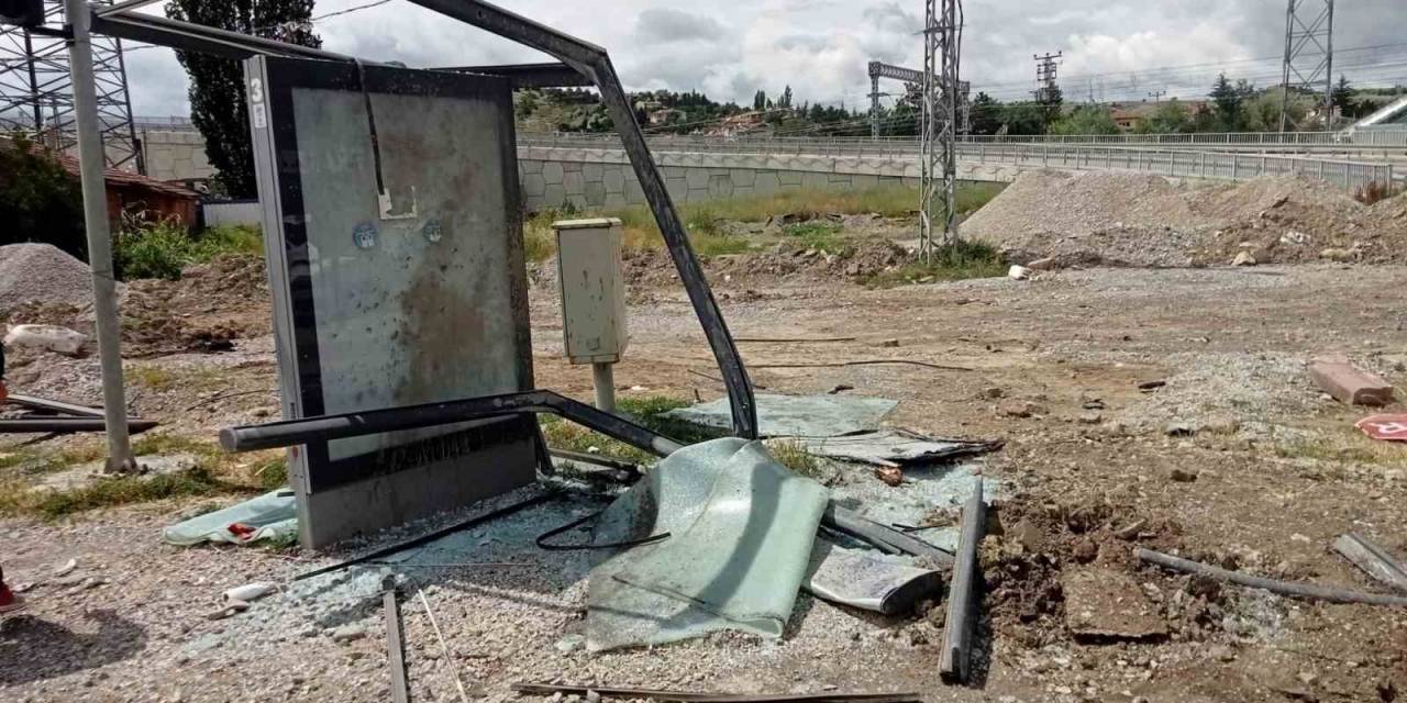 Kontrolden Çıkan Yolcu Otobüsü Durağa Daldı: 4 Yaralı