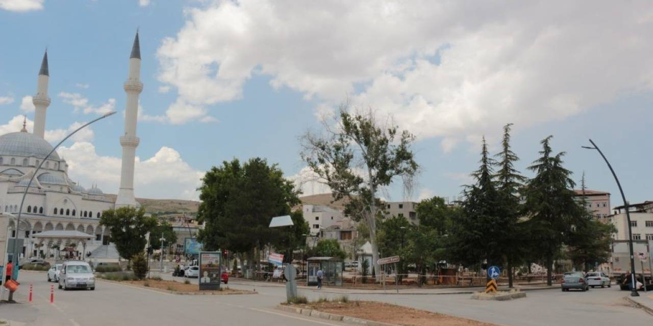 Çorum Belediyesi, Afşin’de Peyzaj Çalışması Yapıyor