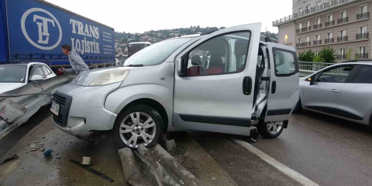 Kayganlaşan Yolda Kontrolden Çıkan Araç Refüje Çarptı: 2 Yaralı