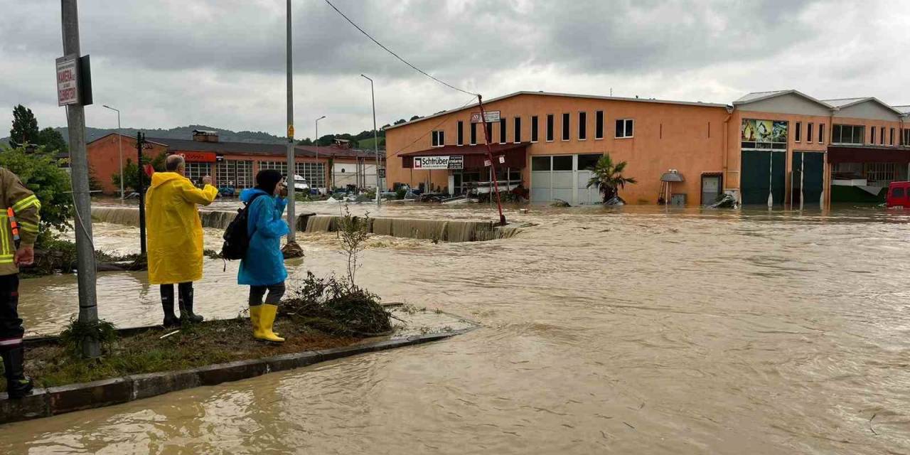 Bartın’da Mahsur Kalan 50 Kişi Helikopterle Kurtarılıyor