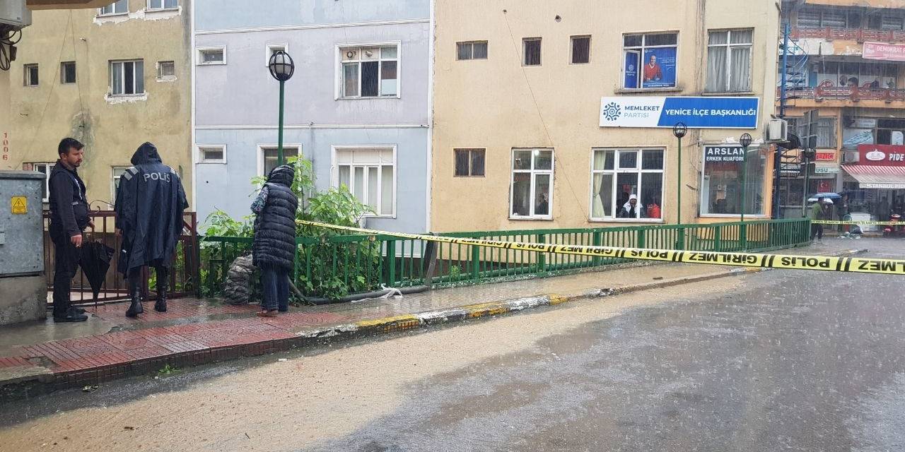 Yenice’de Sağanak Nedeniyle Köprü Trafiğe Kapatıldı