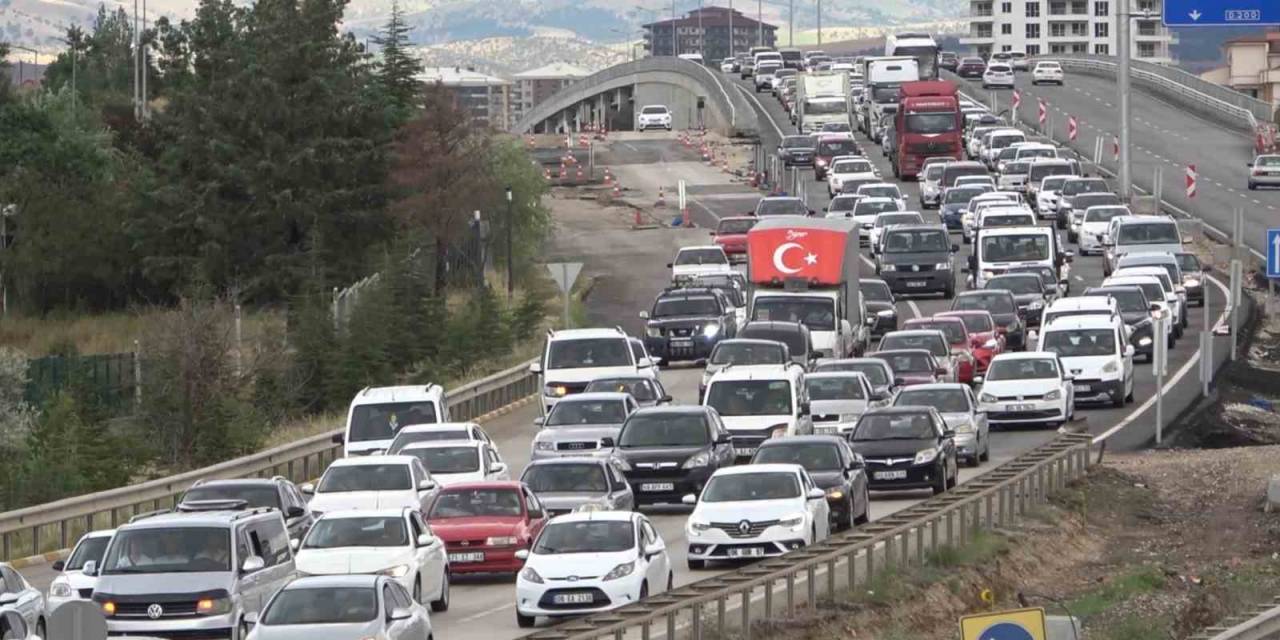 43 İlin Geçiş Güzergahında Kuvvetli Yağış Etkili Oldu: Kazalar Peş Peşe Geldi, 8 Yaralı