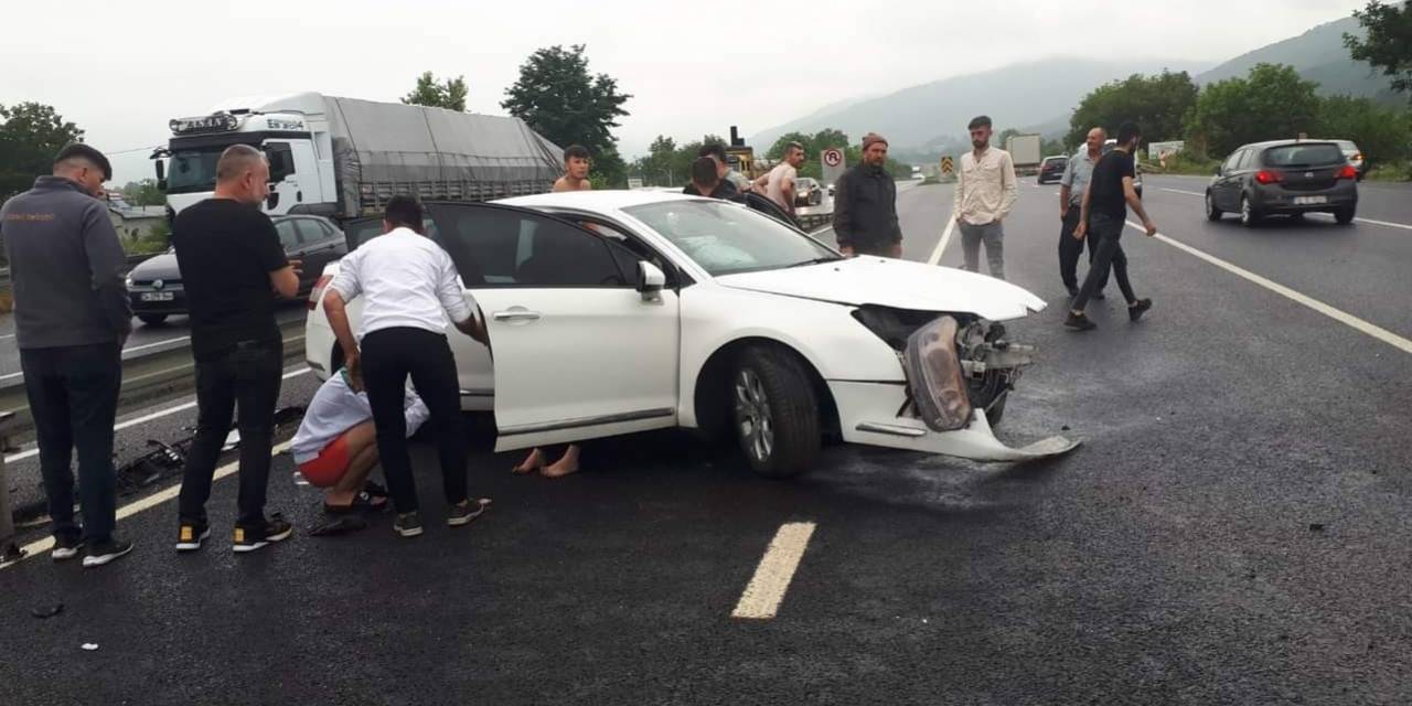 Bursa’da Otomobil Bariyerlere Çarptı: 4 Yaralı