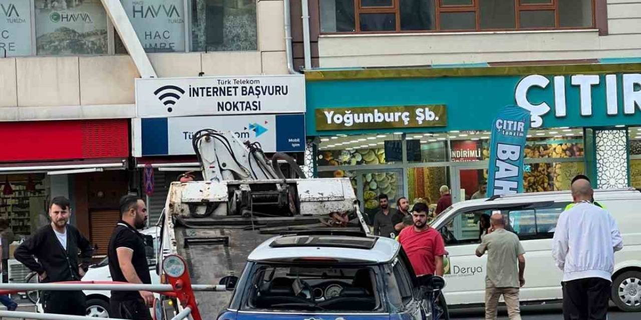 Otomobil Refüje Çıktı: 2 Yaralı