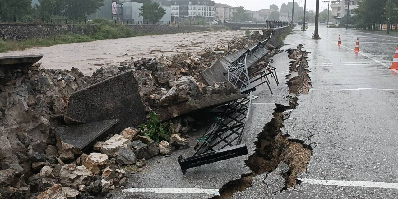 Deprem Değil Sel Yolu Bu Hale Getirdi