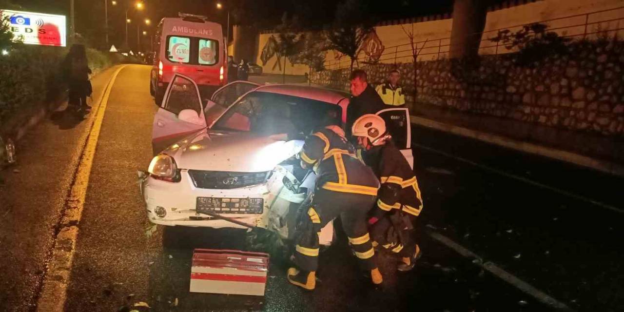 Bilecik’te Otomobil Aydınlatma Direğine Çarptı: 5 Yaralı