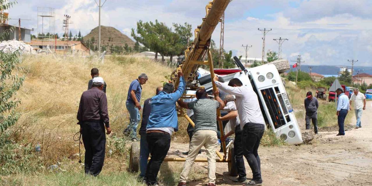 Amasyalı Çiftçilerden Örnek Dayanışma: Yola Dökülen Bir Tır Dolusu Arpayı Topladılar