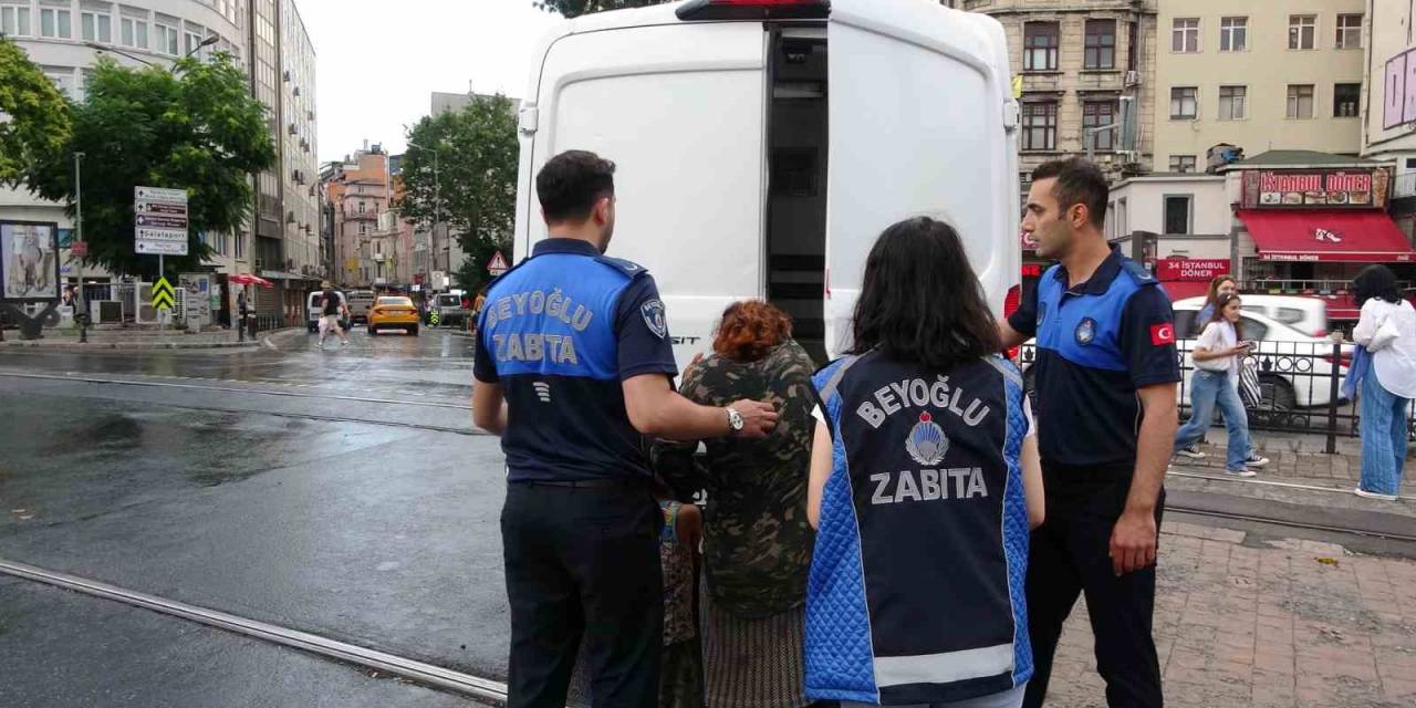 Karaköy’de Çöpten Yemek Yeme Numarasıyla Dilencilik Yapan Kadınlar Yakalandı