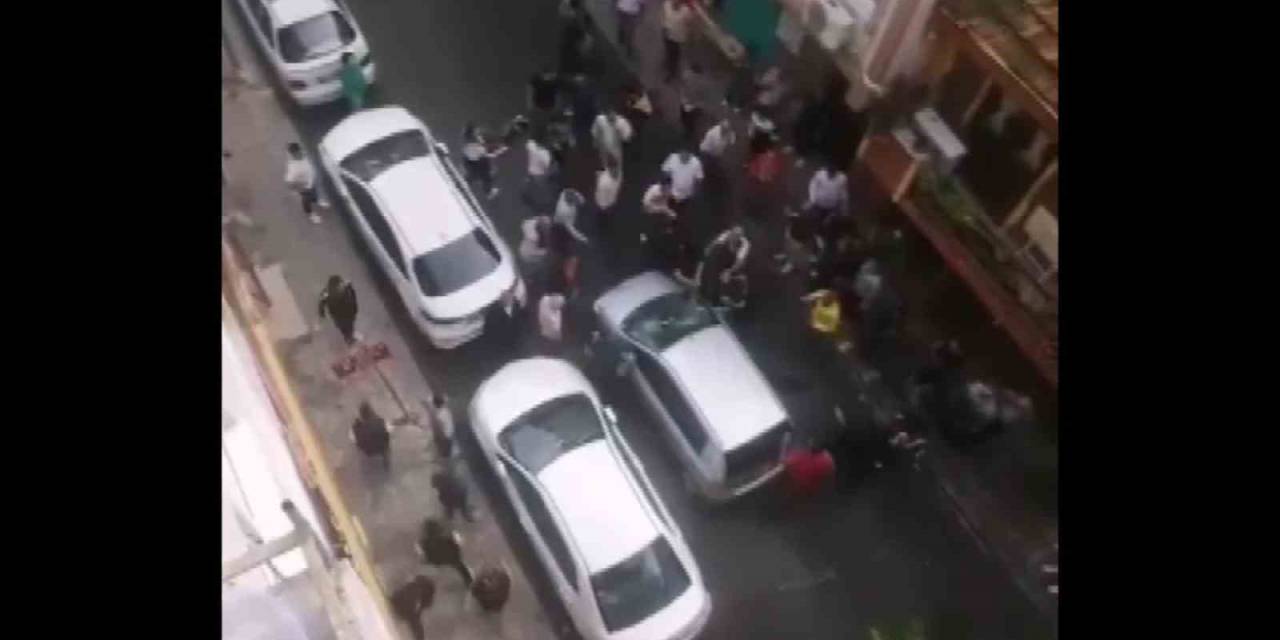 Otomobil Yayaya Çarptı, Ortalık Karıştı, Sopayla Camlarını Kırdı