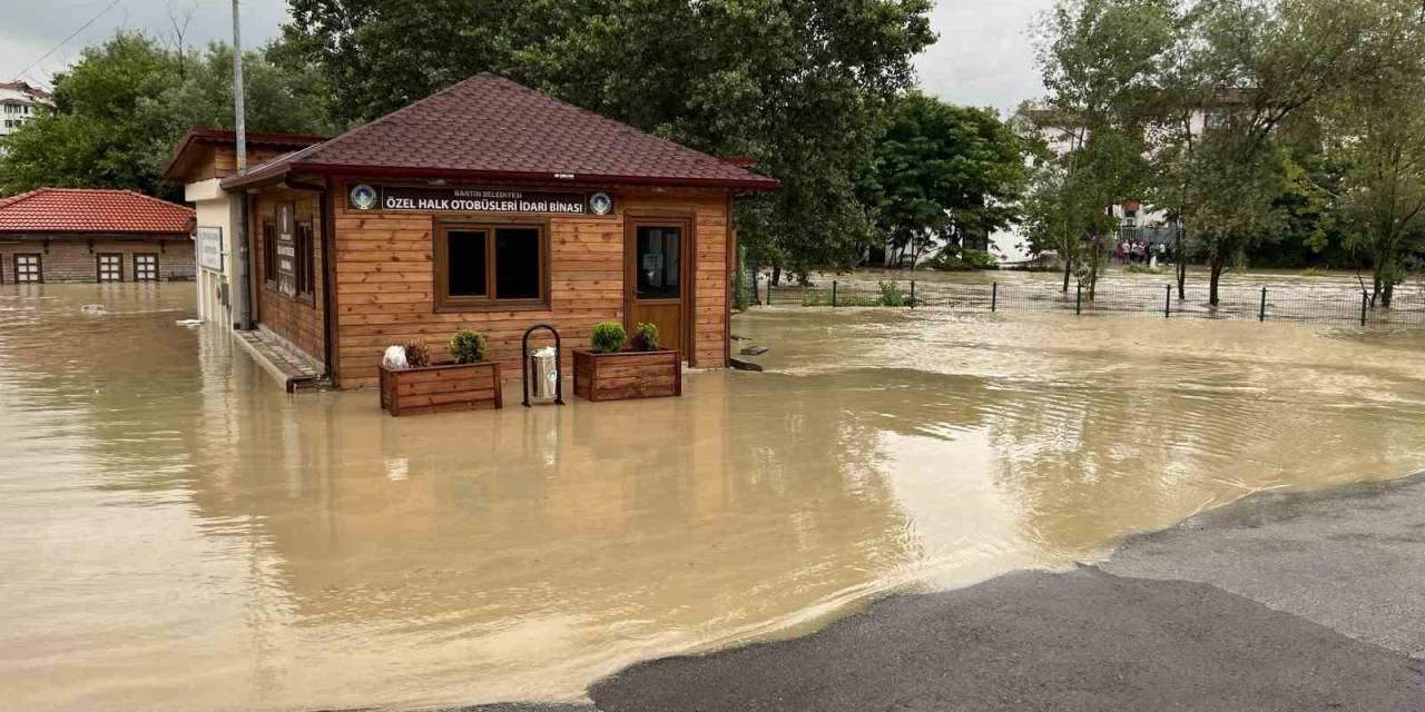 Bartın’da Dere Yatakları Taştı, Karayolları Ulaşıma Kapandı
