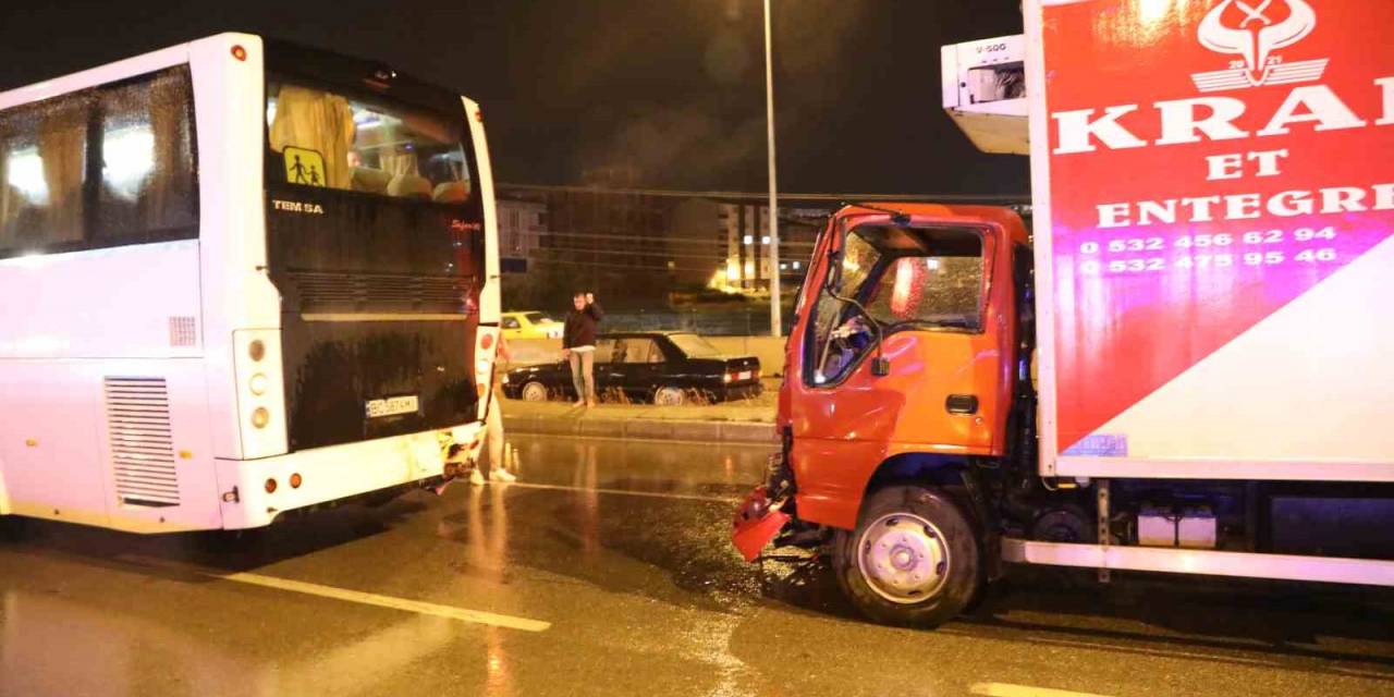 Kamyonet Otobüse Çarptı: 1 Yaralı