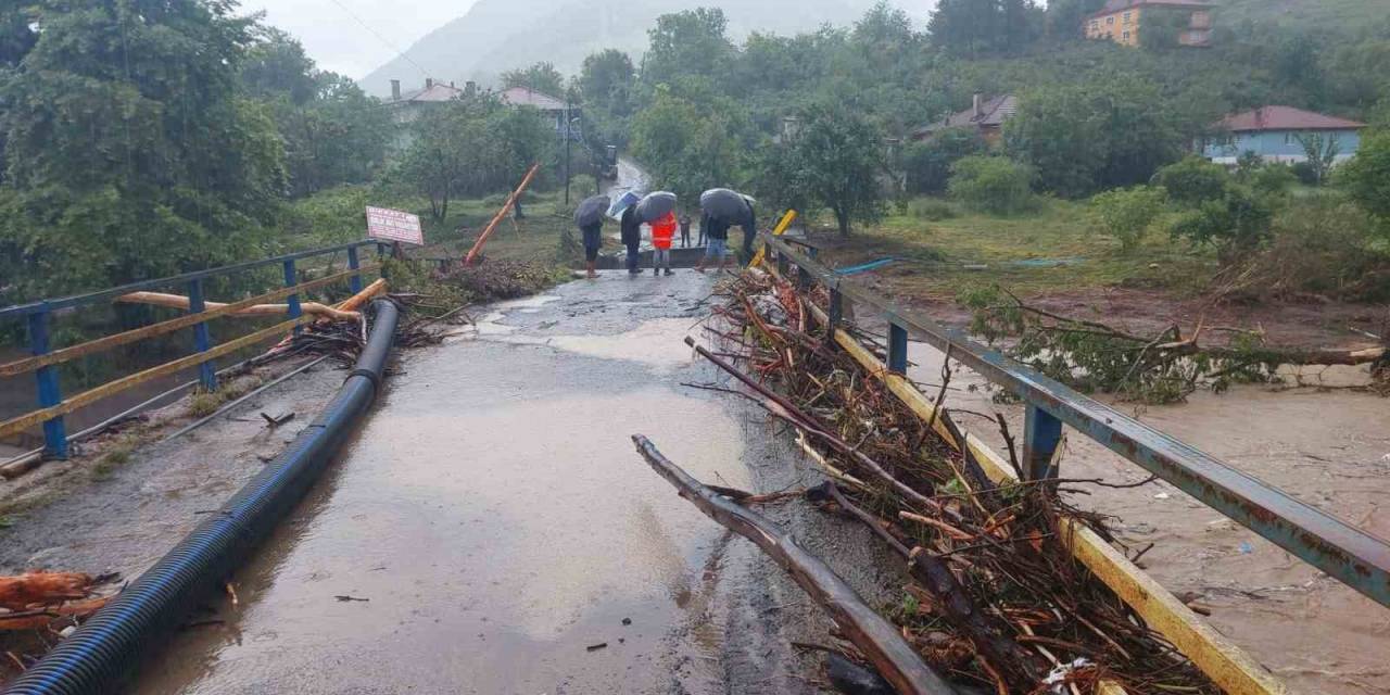 Sel Felaketinde 18 Ev Tahliye Edildi, Köprünün Bir Bölümü Yıkıldı