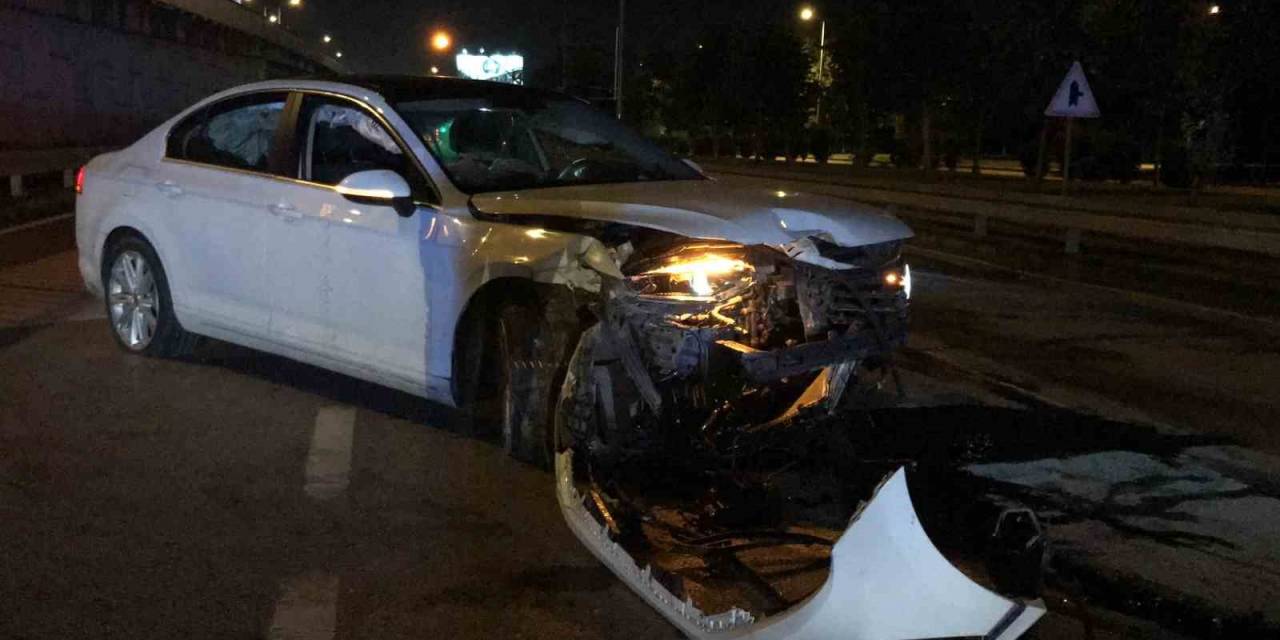 Bariyerlere Çarpan Otomobil Yolun Ortasında Durabildi: 1 Yaralı