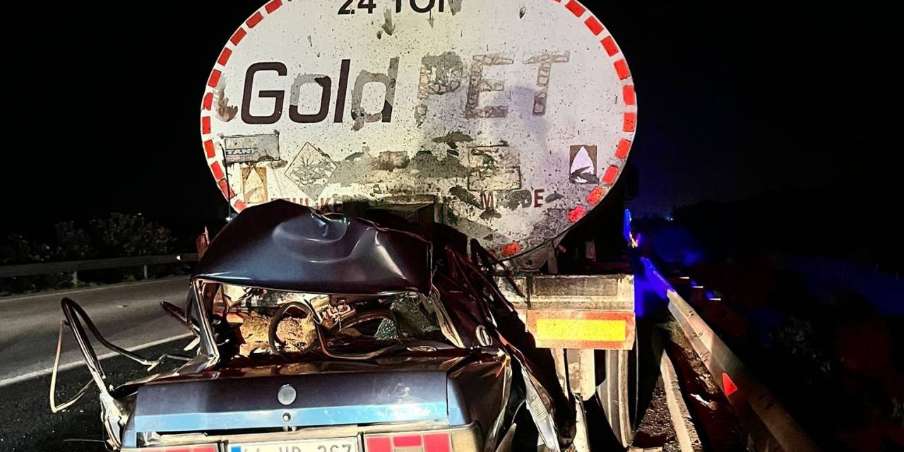 Tankere Arkadan Çarpan Otomobil Kağıt Gibi Ezildi: 3 Ölü