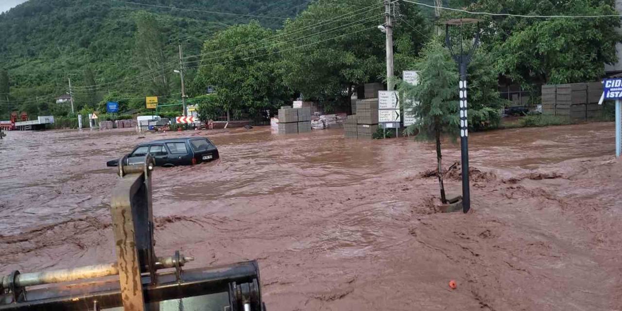 Kastamonu’da Sel: 3 Mahallede Evleri Su Bastı, Cide-bartın Karayolu Kapandı