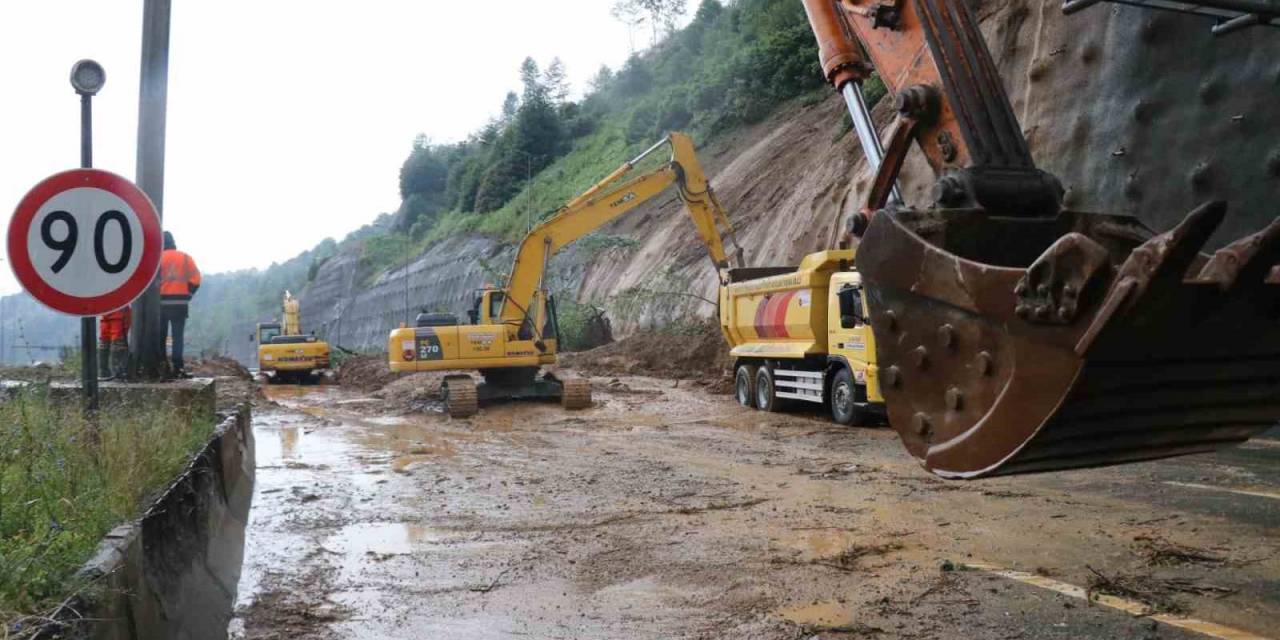 Bolu Dağı Tüneli’nde Heyelanın Temizlik Çalışmaları Sürüyor