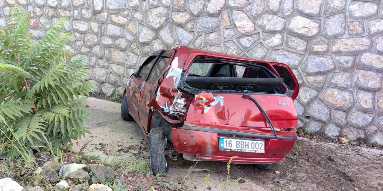 Servis Minibüsü Otomobile Çarptı: 4 Yaralı