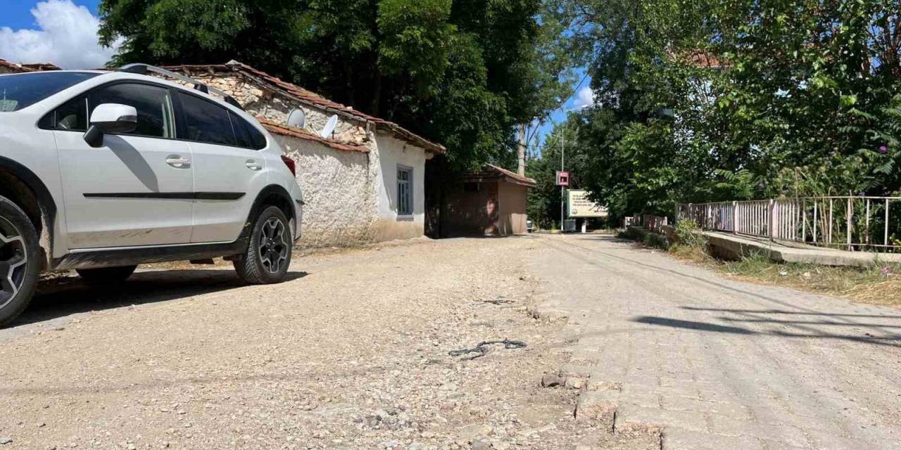 Uzun Yıllardır Asfalt Dökülmeyen Yollar Mahalleliyi Mağdur Ediyor