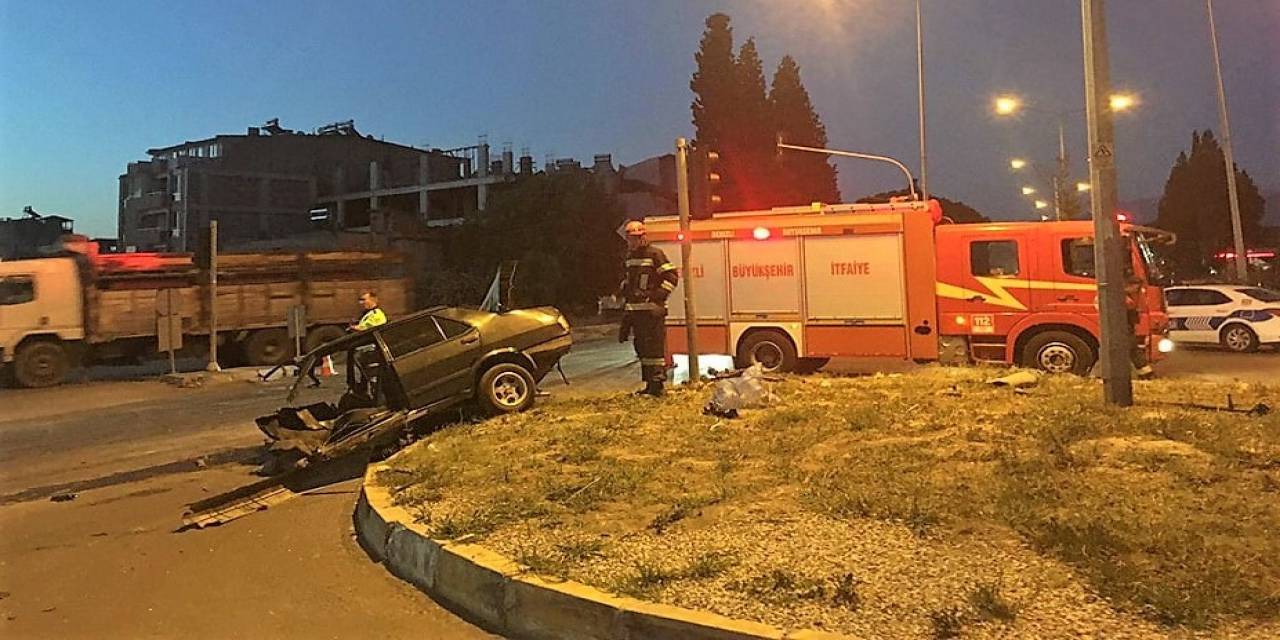 Korkunç Kazada Otomobil İkiye Ayrıldı: 2 Yaralı