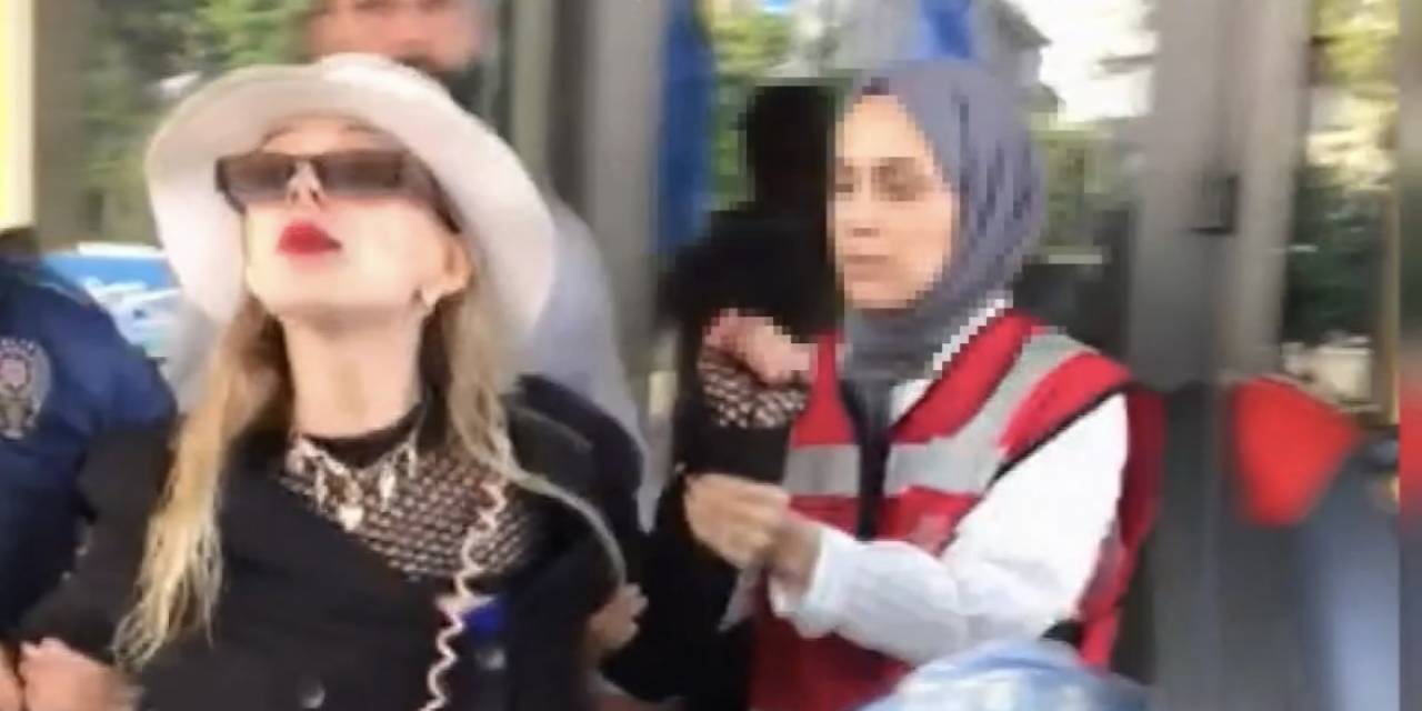 Karakolu Birbirine Katan Kadın Kameraya Yansıdı