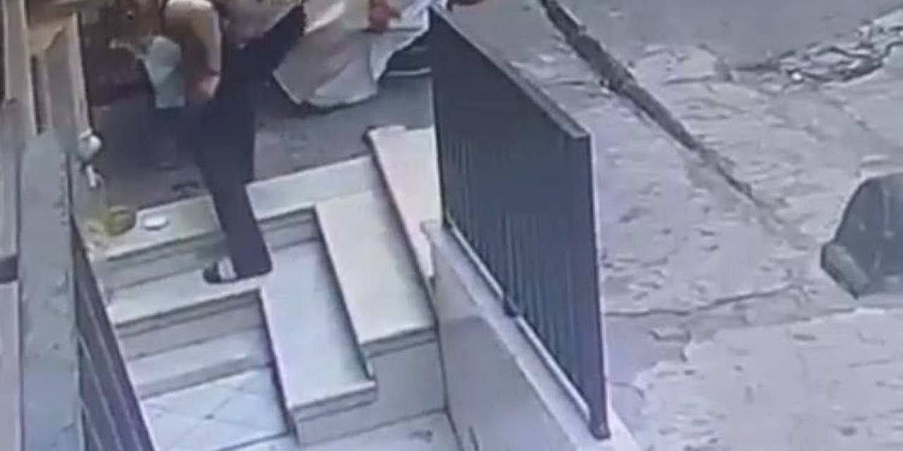 Beyoğlu’nda Film Gibi Olay: Yardımsever Esnaf Hırsıza Televizyon Çalarken Yardım Etti