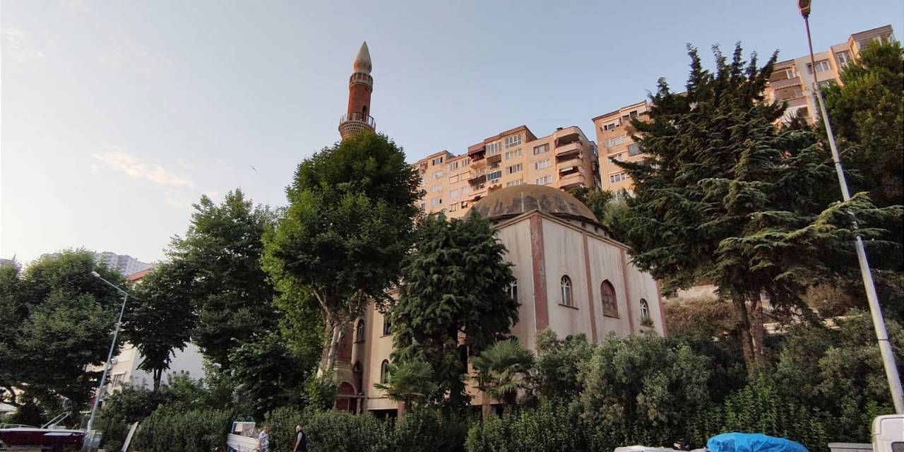 Camiler Bir Bir Kapandı, Cemaat Mağdur Oldu