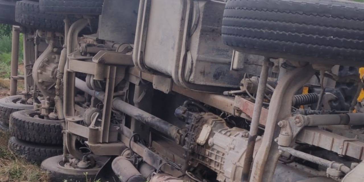 Arpa Yüklü Kamyon Devrildi, Sürücü Yaralandı